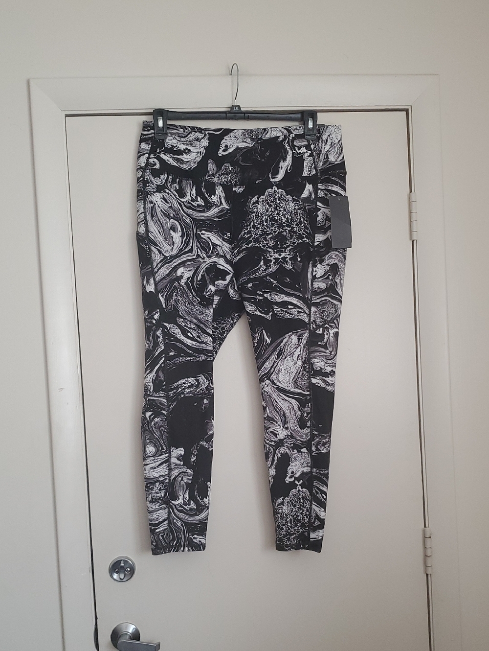 *NWT* Torrids's Black & White Marble Print Leggings
